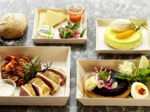 image : 4 mets différents composés d'une entrée, d'un plat principal, de fromage, d'un dessert et de pain
